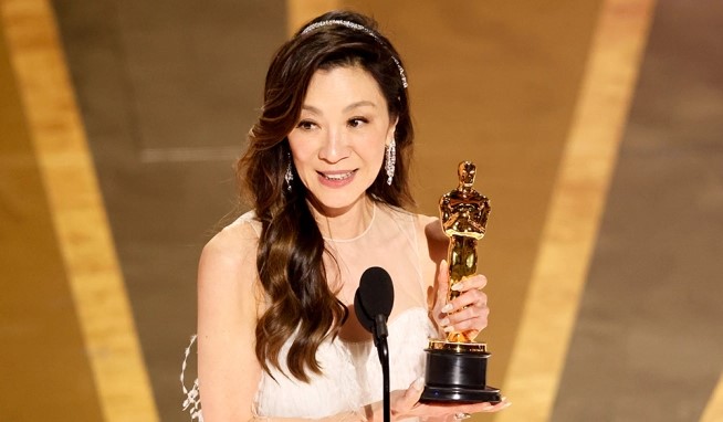 michelle-yeoh-best-actress-oscar-win