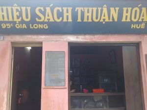 Khi các văn thi sĩ bán sách