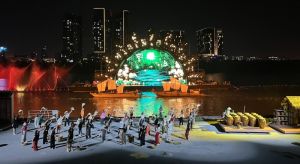 Sân khấu dài 140m được dựng trên sông Sài Gòn