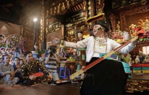 Hầu đồng có được mang trình diễn không?