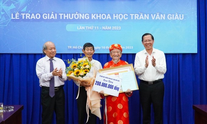 Nhà nghiên cứu 103 tuổi Nguyễn Đình Tư nhận giải thưởng khoa học Trần Văn Giàu