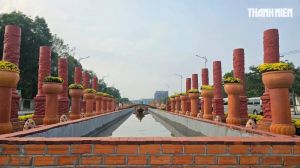 Vĩnh Long: Đường gốm đỏ và hoa dài nhất Việt Nam