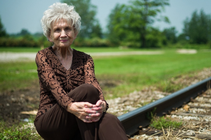 THỊ TRẤN BÊN ĐƯỜNG – Truyện ngắn ALICE MUNRO (Nobel 2013)