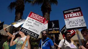 Cuộc đình công của các nhà biên kịch đạt mốc tròn 4 tháng trong lúc quyết tâm của cả hai bên trở nên cứng rắn, việc quay trở lại đàm phán vẫn xa vời