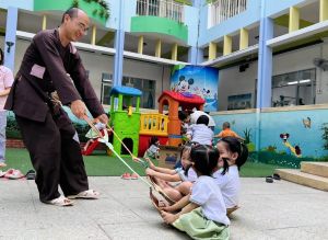 Được mời vào hội phụ huynh, bà mẹ méo mặt đáp: "Chị nghèo, không có tiền"