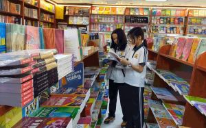 Tại sao cho ban đại diện cha mẹ học sinh vào hội đồng chọn sách giáo khoa?