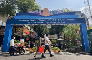 Bán sách bên đường, nhiều doanh nghiệp thu hàng tỷ đồng mỗi năm