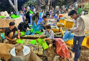 Nửa đêm, nhiều người ở TP.HCM bất ngờ nhận bánh chưng tết miễn phí