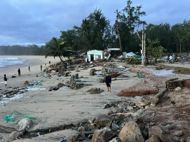 Bão số 13 gây triều cường cao chưa từng thấy, hàng ngàn nhà dân tại Quảng Ngãi ngập nặng