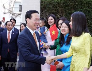Chủ tịch nước đến London, bắt đầu tham dự Lễ đăng quang của Vua Charles III